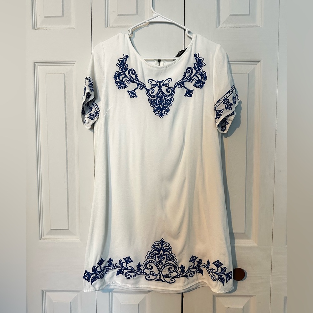 Cute short, white dress with blue details